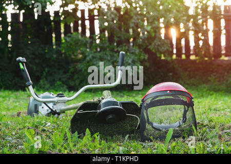 Rasentrimmer auf Rasen im Garten im Freien. Stockfoto