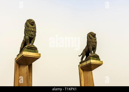 Zaragoza, Spanien - Jan 2019 - steinernen Löwen Statuen auf der Säule die Bewachung der Puente de Piedra (Brücke von Löwen). Die Löwen waren von Francisco Rallo konzipiert Stockfoto