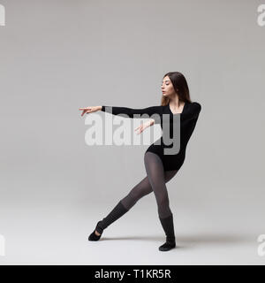 Junge schöne Tänzerin in beige Badeanzug Stockfoto