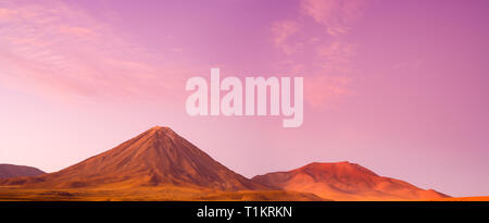 Licancabur Vulkan bei Sonnenuntergang, San Pedro de Atacama, Atacama-wüste, Chile, Südamerika Stockfoto