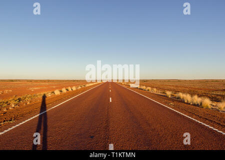 Gerade Straße auf dem Stuart Highway nördlich von Kupfer Pedy, South Australia, Australien Stockfoto