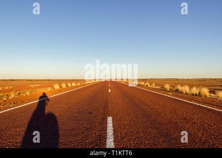 Gerade Straße auf dem Stuart Highway nördlich von Kupfer Pedy, South Australia, Australien Stockfoto