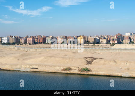 Ismailia, Ägypten - November 5, 2017: Wohngebäude am Ufer des Suezkanals in Ägypten, Afrika. Stockfoto