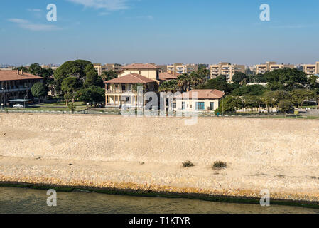 Ismailia, Ägypten - November 5, 2017: Wohngebäude am Ufer des Suezkanals in Ismailia Stadt, Ägypten, Afrika. Stockfoto