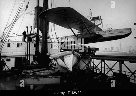 Verkehr/Transport, Luftfahrt, Wasserflugzeug, Flugboot Dornier Do J Wal II 'Monsun' der Deutschen Lufthansa, ist Gehievt auf ein Katapult, Mitte der 1930er Jahre, Additional-Rights - Clearance-Info - Not-Available Stockfoto