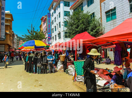 Yuanyang County, Yunnan, China - 2014: Straße Markt mit Hani Minderheit Dorfbewohner in der Altstadt von Yuanyang Stockfoto