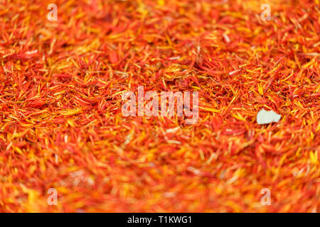 Nahaufnahme von Safran. Das Gewürz ist von der Blume von Crocus Sativus abgeleitet. Das Foto wurde an einem Bazar in Kashgar (Provinz Xinjiang, China) erfasst. Stockfoto