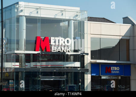 Eine hohe Straße Filiale der Metro Bank/Metrobank Bank. Zwei Flüsse Shopping Center. Staines-upon-Thames, Surrey, England. Großbritannien Stockfoto