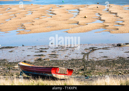 Bunte Boote marooned auf Sandbänken bei Ebbe im Osten Flotte Mündung an der Brunnen neben dem Meer, North Norfolk Coast, East Anglia, England, UK. Stockfoto