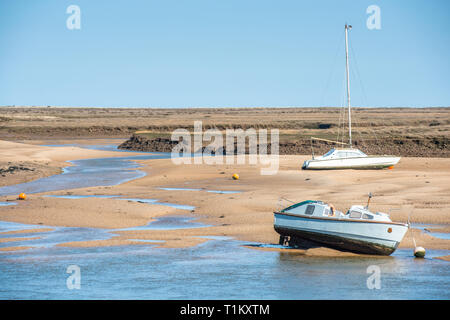 Bunte Boote marooned auf Sandbänken bei Ebbe im Osten Flotte Mündung an der Brunnen neben dem Meer, North Norfolk Coast, East Anglia, England, UK. Stockfoto