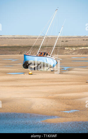 Bunte Boote marooned auf Sandbänken bei Ebbe im Osten Flotte Mündung an der Brunnen neben dem Meer, North Norfolk Coast, East Anglia, England, UK. Stockfoto