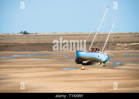 Bunte Boote marooned auf Sandbänken bei Ebbe im Osten Flotte Mündung an der Brunnen neben dem Meer, North Norfolk Coast, East Anglia, England, UK. Stockfoto