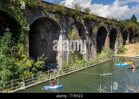 Leute Kanufahren in Stroudwater Navigation Canal, Gloucestershire, VEREINIGTES KÖNIGREICH Stockfoto