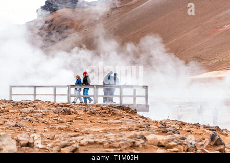 Hverir, Island - 16. Juni 2018: Heißer Dampf Dampf mit Menschen Touristen an den Federn auf hölzernen Plattform suchen übersehen in Nebel Nebel Geysir in Geo abgedeckt Stockfoto