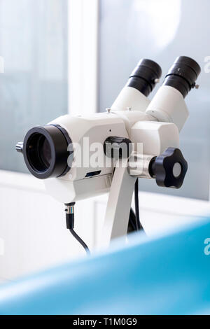 Gynäkologische Werkzeug in der Klinik. Kolposkop in der gynäkologischen Zimmer, Instrumente der Frauenarzt auf weißem Hintergrund. Stockfoto