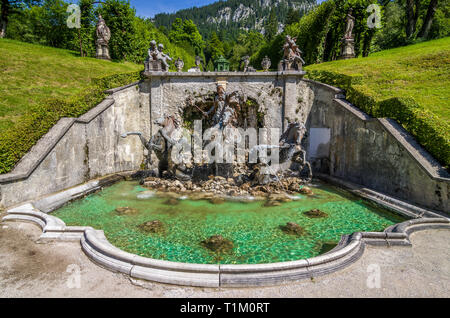 Kaskade mit Neptunbrunnen im Schlosspark Linderhof Bayern, Deutschland. Schloss Linderhof wurde einer der drei Schlösser von König Ludwig II. von Bayern erbaut Stockfoto