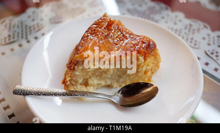 Spanischer Flan de leche als Quesillo auf den Kanarischen Inseln bekannt, ein beliebtes Dessert auf Eier und Kondensmilch mit Topping basierend Stockfoto