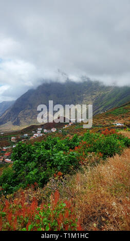 Exotische Landschaft mit üppiger Vegetation im nördlichen Teil der Insel El Hierro, in Richtung Las Puntas, von einem Aussichtspunkt in Frontera, Spanien Stockfoto