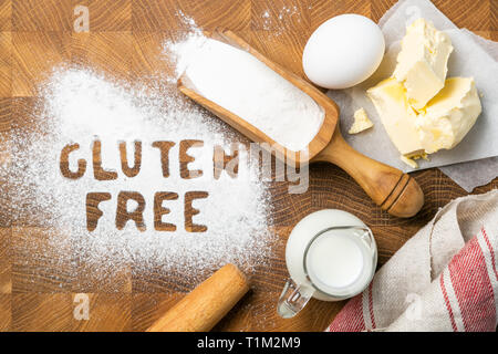 Glutenfrei Backen Konzept - Text mit Küche utencils, Eier, Milch, Butter Stockfoto