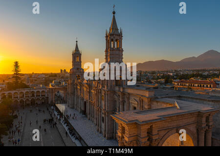 Stadtbild von Arequipa mit seinen katholischen Kathedrale und der Plaza de Armas Hauptplatz in den Anden von Peru. Stockfoto