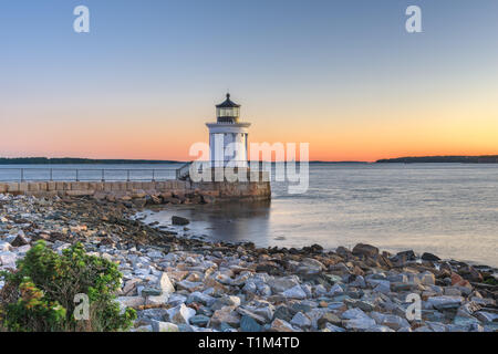 South Portland, Maine, USA mit dem Portland Wellenbrecher Licht in der Dämmerung. Stockfoto