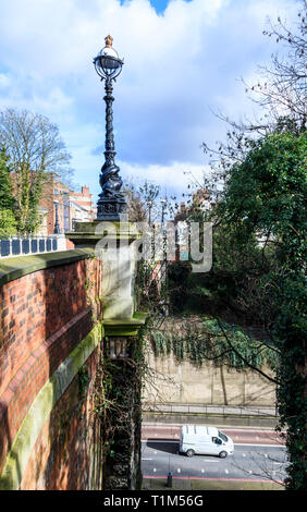 Eine der Viktorianischen lampe Beiträge am Torbogen Brücke, als Suicide bridge" bezeichnet, einen weißen van Weitergabe der A1 Torbogen Straße, nördlich von London, Großbritannien Stockfoto