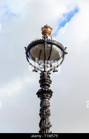 Detail der dekorative Schmiedearbeiten eines viktorianischen Lampe post am Hornsey Lane Bridge, wissen wie's Suicide Bridge", über die A 1 Archway Road in London, Großbritannien Stockfoto