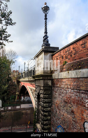 Eine der Viktorianischen lampe Beiträge am Torbogen Brücke, als Suicide bridge" bezeichnet, über die A 1 Torbogen Straße, nördlich von London, Großbritannien Stockfoto