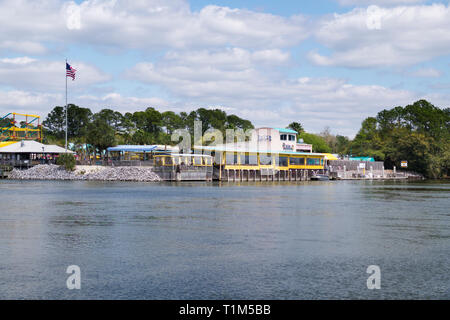 Lulu's Restaurant aus der Southside der Intracoastal Waterway in Gulf Shores, Alabama, USA. Stockfoto