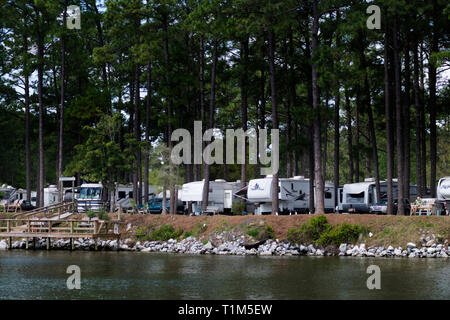 RV Park neben dem Intracoastal Waterway in Gulf Shores, Alabama. Stockfoto