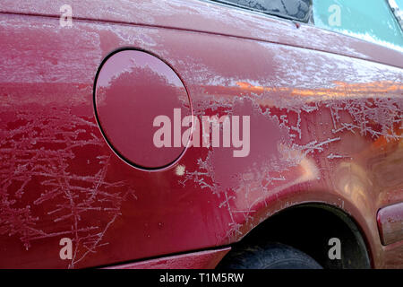 Eiskristalle aus einem harten Frost auf einem Auto Tankdeckel Konzept eines Kraftstoff Preis fixieren Stockfoto