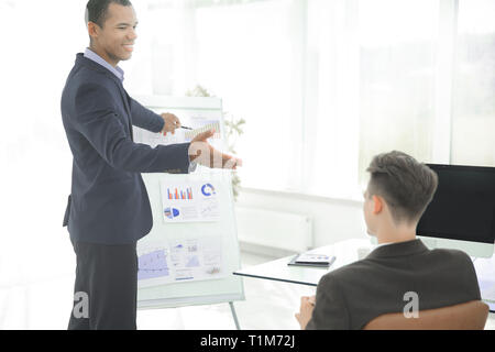 Erfolgreicher Geschäftsmann auf einem Flipchart, die mit der finanziellen Informationen. Stockfoto