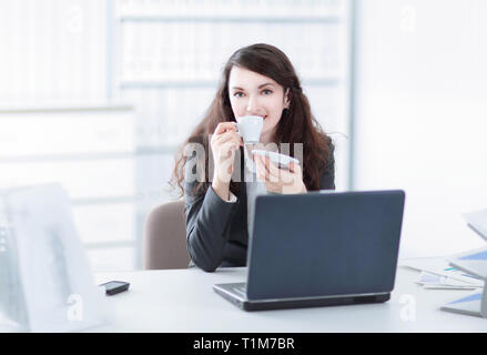 Young Business Frau mit Tasse Kaffee in einer Arbeitspause Stockfoto