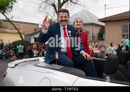 Laredo Bürgermeister Peter Saenz Wellen von der Rückseite einer Wandelanleihe während der Geburtstag des jährlichen Washington Feier Parade in Laredo, Texas. Stockfoto