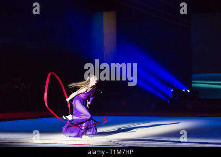 Kiew, Ukraine - 17. MÄRZ 2019: Der Teilnehmer führt im Gala Konzert der Deriugina Cup Grand Prix (Rhythmische Sportgymnastik internationales Turnier) Stockfoto