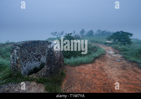 Unter einem Feld von Landminen und Bomben aus dem Vietnamkrieg, antike Gläser sind die letzten Zeugen einer verlorenen Laotischen Zivilisation. Die Ebene der Tonkrüge, ne Stockfoto