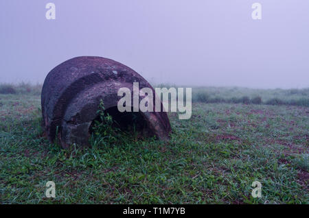 Unter einem Feld von Landminen und Bomben aus dem Vietnamkrieg, antike Gläser sind die letzten Zeugen einer verlorenen Laotischen Zivilisation. Die Ebene der Tonkrüge, ne Stockfoto