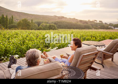 Paar entspannende, trinken Wein auf idyllische, ländliche Resort Terrasse Stockfoto