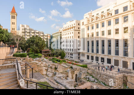 BEIRUT, LIBANON - 23 Apr 2017: die Ruinen der römischen Bäder entstehen neben der modernen City Bank Street, in der Innenstadt von Beirut, Libanon. Stockfoto