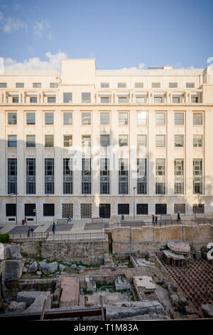 BEIRUT, LIBANON - 23 Apr 2017: die Ruinen der römischen Bäder entstehen neben der modernen City Bank Street, in der Innenstadt von Beirut, Libanon. Stockfoto