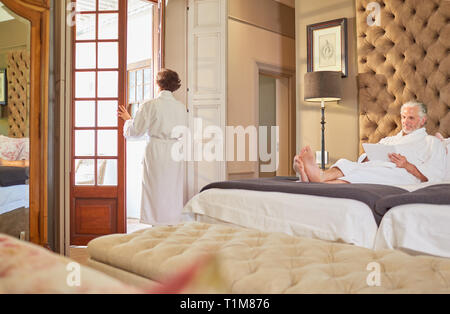 Paar in bademänteln Entspannen im Hotel Zimmer Stockfoto