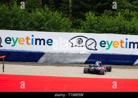 Spielberg/Österreich - 06/29/2018 - Das zerbrochene Toro Rosso Honda STR 13 #10 Pierre GASLY (FRA) von der Strecke entfernt werden, nachdem der Franzose brach. Stockfoto