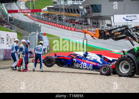 Spielberg/Österreich - 06/29/2018 - Das zerbrochene Toro Rosso Honda STR 13 #10 Pierre GASLY (FRA) von der Strecke entfernt werden, nachdem der Franzose brach. Stockfoto