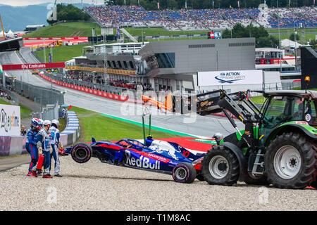 Spielberg/Österreich - 06/29/2018 - Das zerbrochene Toro Rosso Honda STR 13 #10 Pierre GASLY (FRA) von der Strecke entfernt werden, nachdem der Franzose brach. Stockfoto