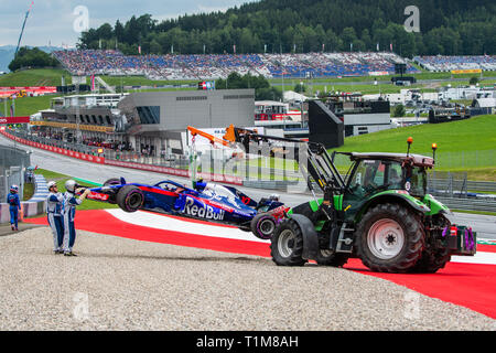 Spielberg/Österreich - 06/29/2018 - Das zerbrochene Toro Rosso Honda STR 13 #10 Pierre GASLY (FRA) von der Strecke entfernt werden, nachdem der Franzose brach. Stockfoto