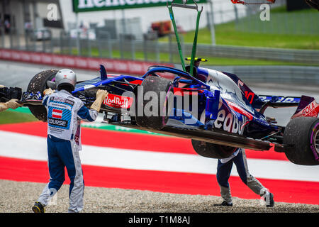 Spielberg/Österreich - 06/29/2018 - Das zerbrochene Toro Rosso Honda STR 13 #10 Pierre GASLY (FRA) von der Strecke entfernt werden, nachdem der Franzose brach. Stockfoto