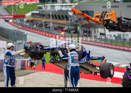 Spielberg/Österreich - 06/29/2018 - Das zerbrochene Toro Rosso Honda STR 13 #10 Pierre GASLY (FRA) von der Strecke entfernt werden, nachdem der Franzose brach. Stockfoto