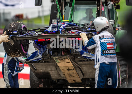 Spielberg/Österreich - 06/29/2018 - Das zerbrochene Toro Rosso Honda STR 13 #10 Pierre GASLY (FRA) von der Strecke entfernt werden, nachdem der Franzose brach. Stockfoto