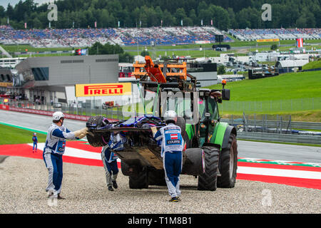 Spielberg/Österreich - 06/29/2018 - Das zerbrochene Toro Rosso Honda STR 13 #10 Pierre GASLY (FRA) von der Strecke entfernt werden, nachdem der Franzose brach. Stockfoto