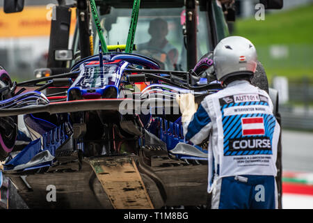 Spielberg/Österreich - 06/29/2018 - Das zerbrochene Toro Rosso Honda STR 13 #10 Pierre GASLY (FRA) von der Strecke entfernt werden, nachdem der Franzose brach. Stockfoto